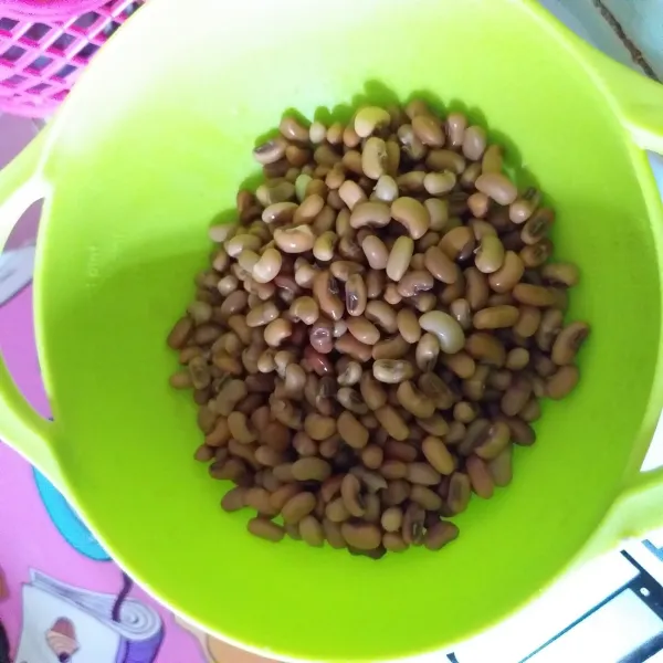 Bersihkan kacang tolo, kemudian rebus hingga empuk.