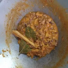 Aduk hingga rata dan masak sebentar hingga kerupuk kulit menjadi lunak.