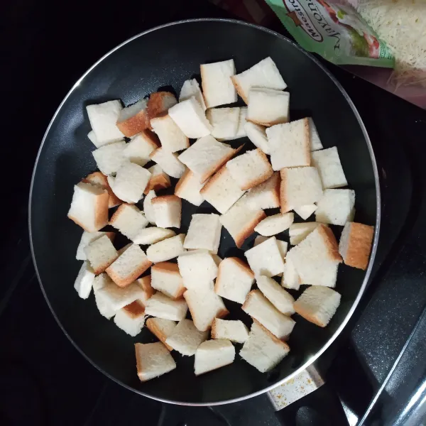 Panggang roti tawar sampai kecoklatan dengan api kecil.