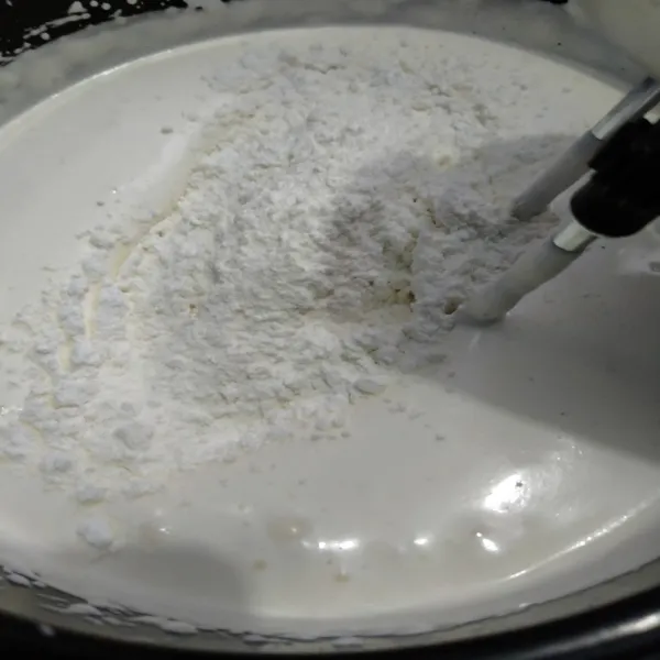 Masukkan tepung sedikit demi  sedikit tambah kan vanila essen lalu naikkan speed ke keceoatan sedang  mixer sebentar sampai tepung teraduk merata. Matikan mixer.