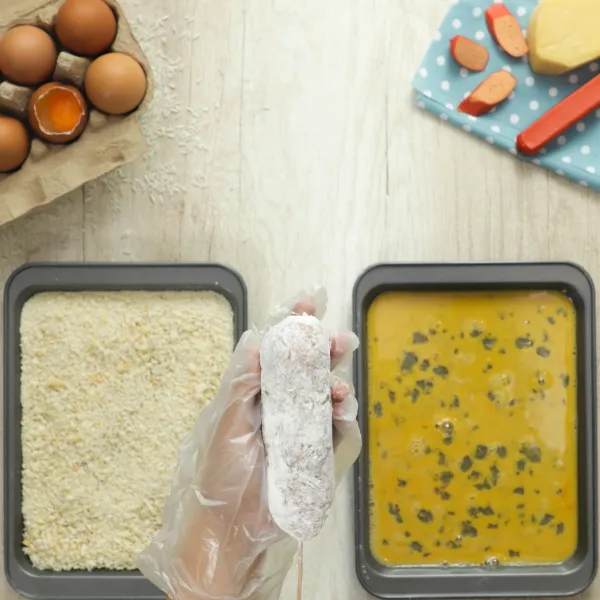 Baluri corndog dengan bahan coating dengan tahapan tepung terigu, telur, dan tepung panir.