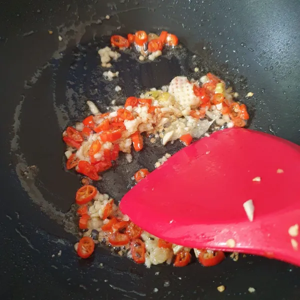Tumis bawang putih hingga harum, masukkan cabe.