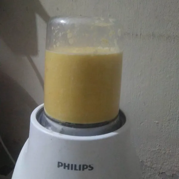 Masukan jagung pipil dan air ke dalam blender kemudian blender hingga halus.