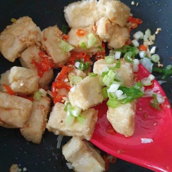 Masukkan irisan daun bawang, aduk sebentar. Matikan api.