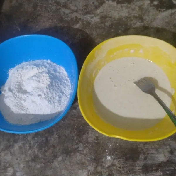Bagi tepung menjadi 2 bagian sebagai bahan pencelup basah & kering. Tambahkan air es kedalam bahan pencelup basah, aduk sampai tercampur merata. Sisihkan.