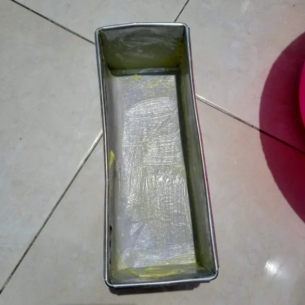 Alasi loyang dengan baking paper, oles dengan margarin.