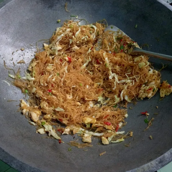 Koreksi rasa. Bila sudah matang sajikan dengan bawang goreng.