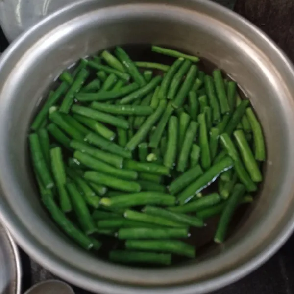 Didihkan air, masukkan kacang panjang, masak sampai setengah matang.