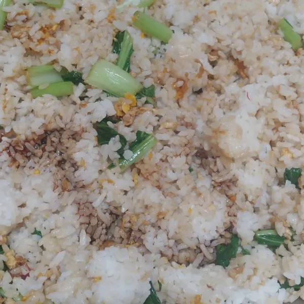 Masukan nasi putih aduk merata, bumbui dengan garam dan kaldu bubuk.