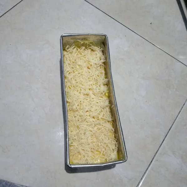 Beri topping keju parut di atasnya.