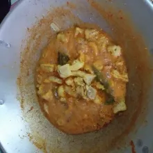Masak hingga air menyusut, kemudian masukan kerupuk kulit, garam, gula, dan kaldu bubuk.