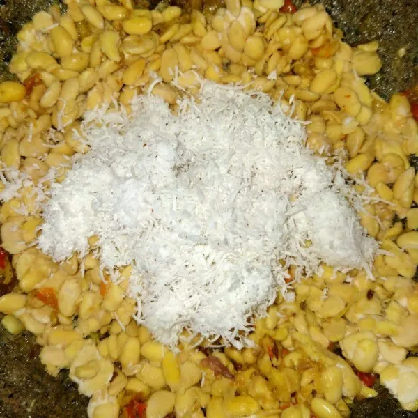 Masukkan kelapa parut, aduk rata.