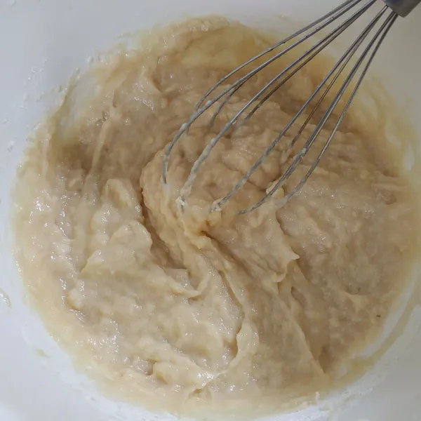 Terakhir masukkan terigu, garam, vanili dan baking powder yang sudah dicampur rata sebelumnya. Aduk asal rata jangan sampai over mix supaya muffin tidak bantat.