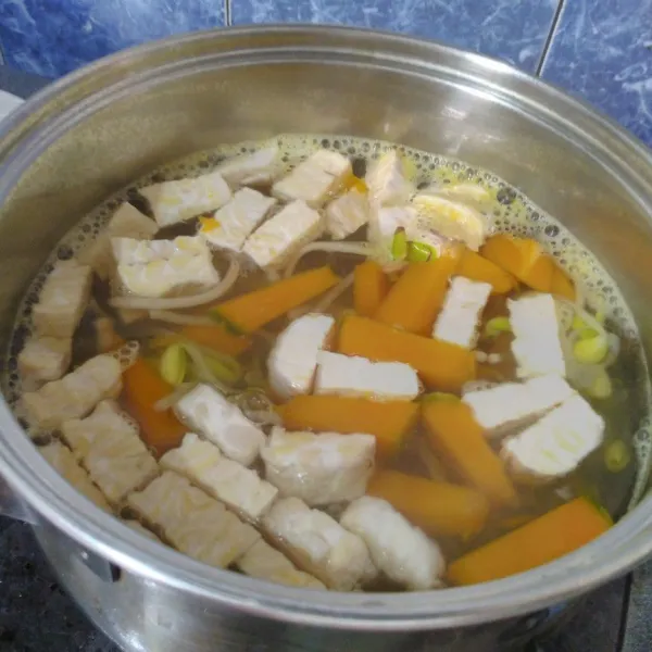 Kemudian masukan tempe dan taoge kedelai.