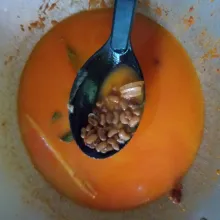 Tumis bumbu halus dan bumbu lainnya hingga harum, kemudian masukan air. Biarkan panas, setelah itu masukan kacang.