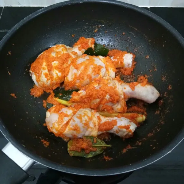 Lalu masukan ayam, aduk rata, masak hingga ayam berubah warna.