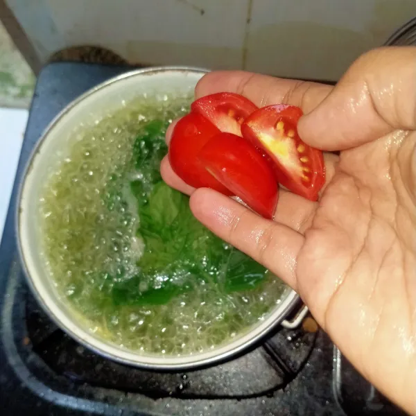 Masukan tomat, garam dan gula. Aduk rata dan masak sebentar hingga mendidih. Angkat lalu siap disajikan