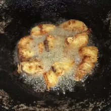 Goreng ikan hingga matang dan keemasan, tiriskan.