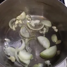 Panaskan minyak goreng di panci, masukkan bawang putih dan bawang bombay, tumis hingga wangi dan layu.