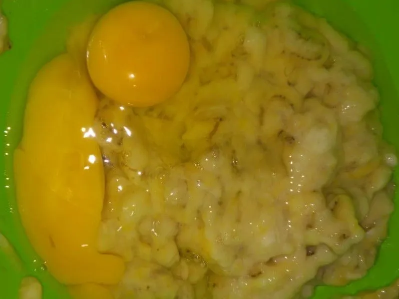 Campurkan pisang yang dilumat dengan telur, aduk rata.