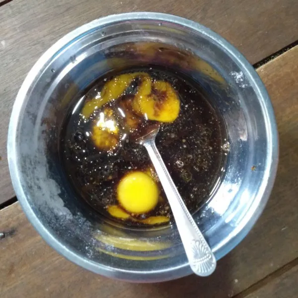 Buat adonan basah di wadah lain dengan mencampur minyak goreng, kopi pekat cair, telur dan vanilli. Aduk rata.