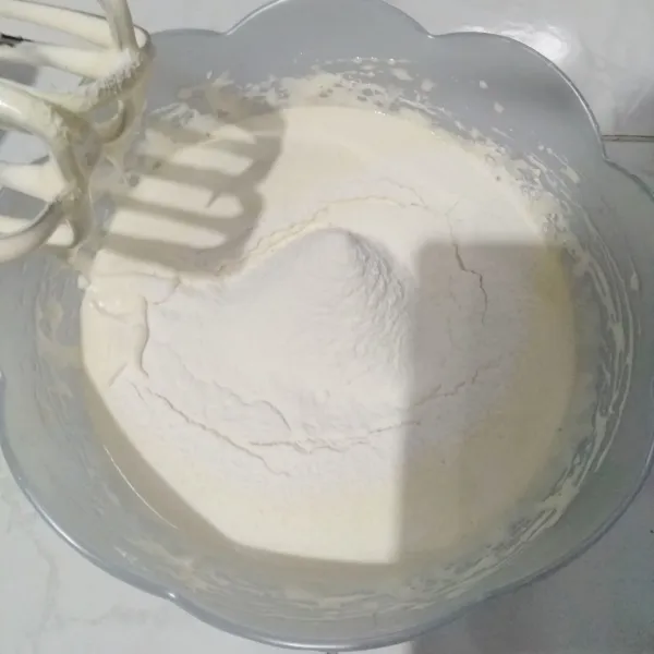 Mixer hingga putih kemudian masukan tepung terigu.