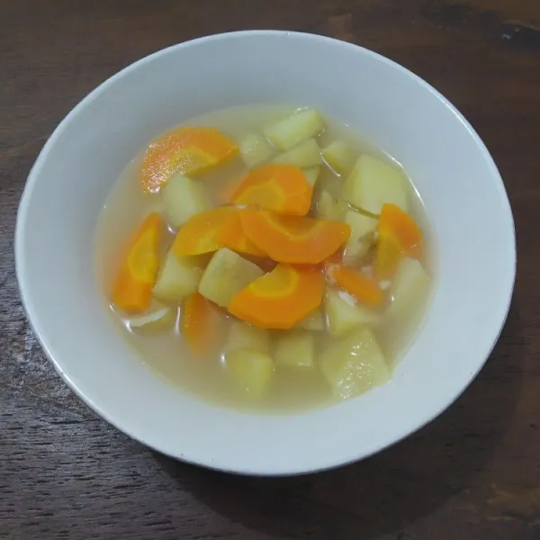 Sajikan sup kentang wortel dalam keadaan hangat