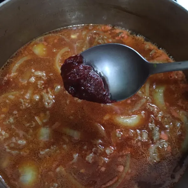 Tambahkan gochujang, masak hingga mendidih.