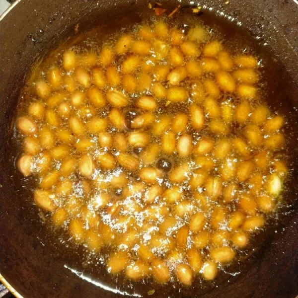 Panaskan minyak goreng kacang tanah hingga matang.