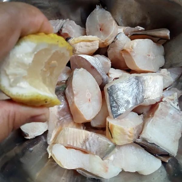 Potong-potong ikan dan cuci bersih, lalu masukkan garam dan perasan jeruk, aduk rata.