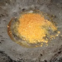 Haluskan bumbu dan tumis bumbu halus hingga harum dan matang.