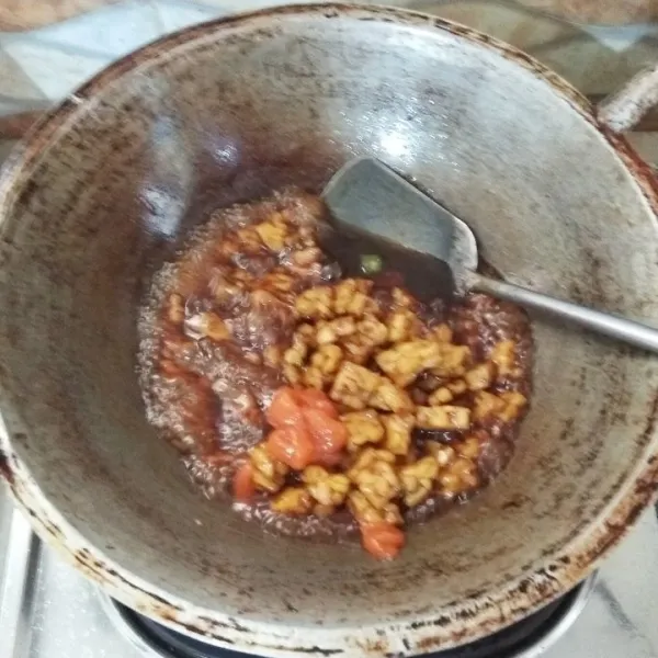 Masak hingga kecap mengkaramel (tambahkan jika kecapnya dirasa kurang).