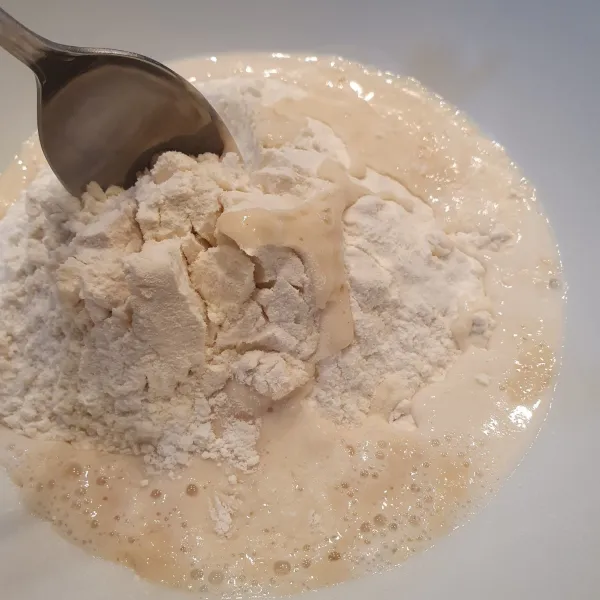 Masukkan dalam wadah : tepung, baking soda, baking powder dan garam. Tambahkan adonan biang dan air, aduk hingga tercampur.