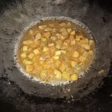 Masukkan terong asam dan air, masak hingga terong asam matang.