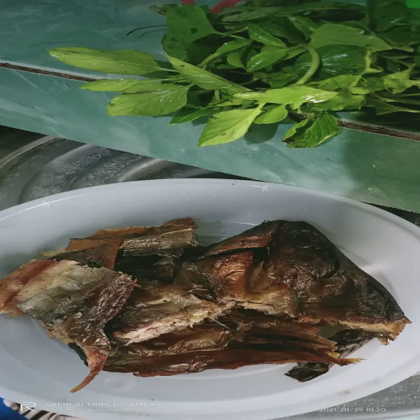 Potong-potong ikan salai hingga menjadi beberapa bagian