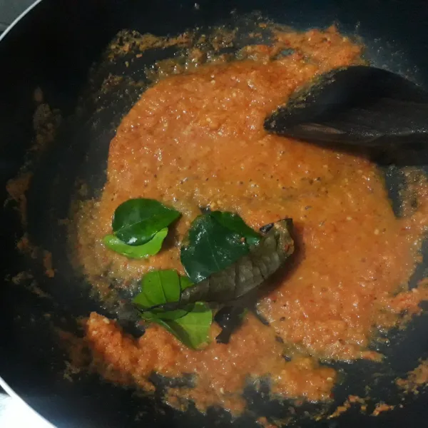 Tumis bumbu halus dan bumbu aromatik hingga harum