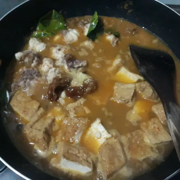 Masukan sandung lamur, tahu, air, garam, dan gula jawa. Aduk rata dan masak hingga tahu matang