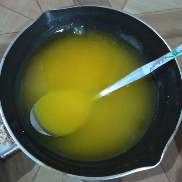 Lelehkan margarin dengan api sedang hingga mencair, sisihkan.