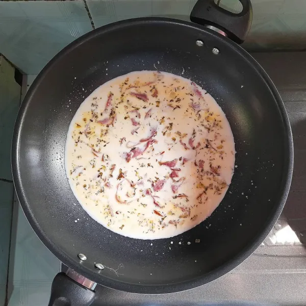 Tambahkan susu dan krimer, sebagai pengganti cooking cream. Masukkan keju, garam dan penyedap rasa. Masak sampai keju larut.