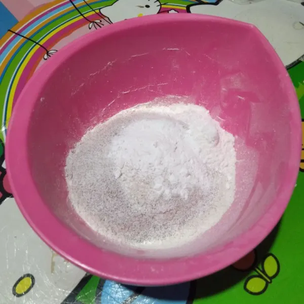 Buat adonan kering dengan mencampur tepung terigu, gula, kopi cappucino instan, baking powder dan garam. Aduk rata