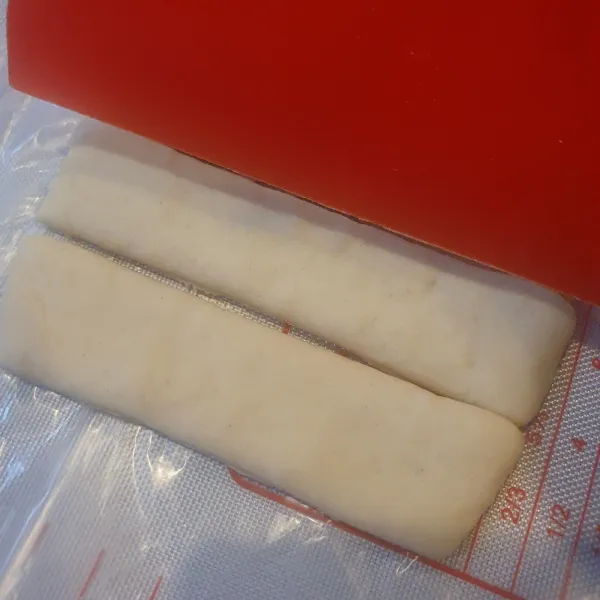 Tipiskan adonan (3-5mm) lalu potong memanjang.