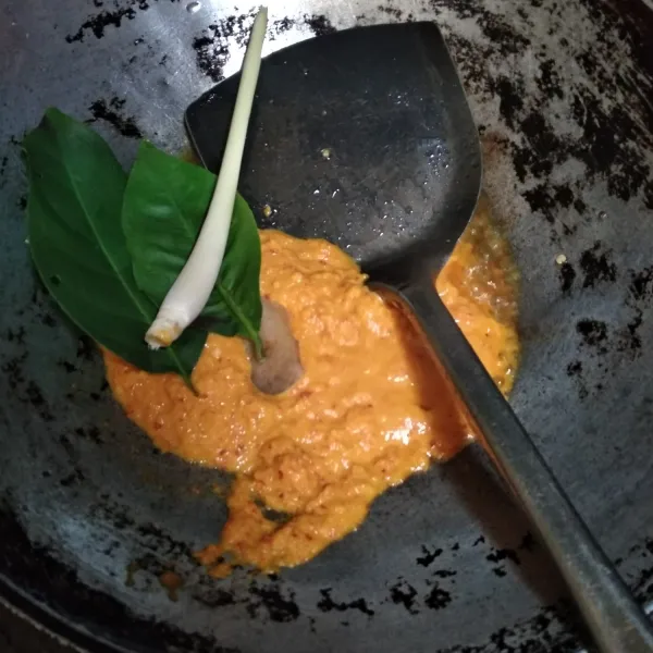 Tumis bumbu halus hingga wangi dan mengeluarkan minyak.