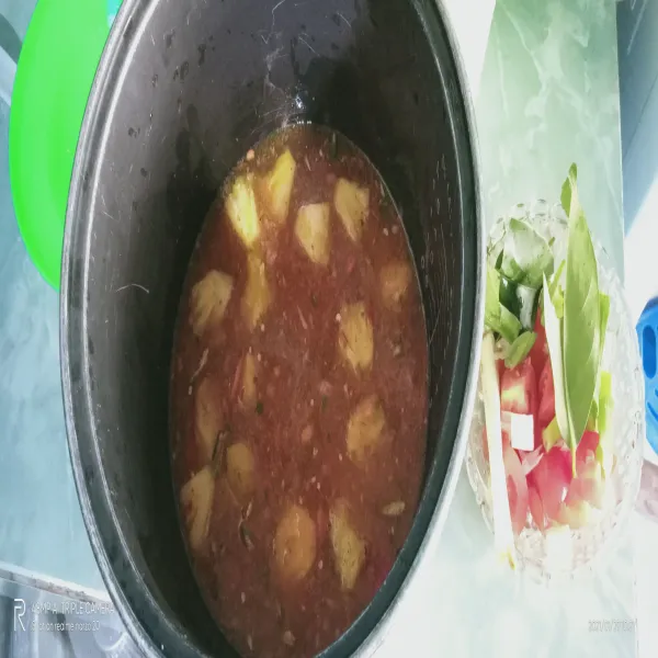 Haluskan bawang merah, cabai dan juga kunyit. Setelah itu isi wajan dengan air secukupnya, masukan bumbu yang sudah dihaluskan. Tambahkan gula, garam, asam Jawa, sama dan penyedap rasa lainnya beserta potongan nanas untuk memberikan rasa segar. Kemudian masukan daun salam dan daun bawang.
