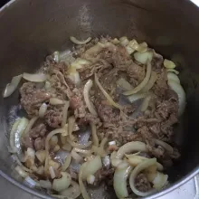 Masukkan beef slice, masak hingga beef slice berubah warna. Lalu tambahkan air.
