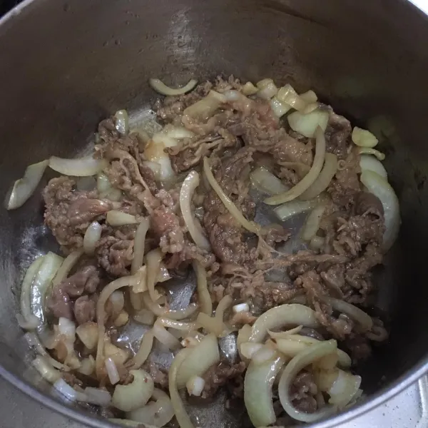 Masukkan beef slice, masak hingga beef slice berubah warna. Lalu tambahkan air.