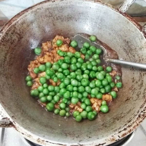 Masukkan leunca ke dalam tumisan tempe. Aduk rata. Masak hingga leunca sedikit layu. Koreksi lagi rasanya. Angkat.