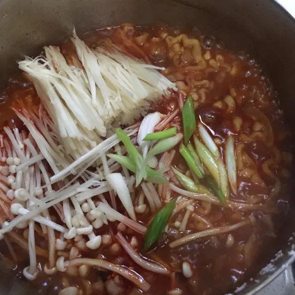 Masukkan jamur enoki dan daun pre.