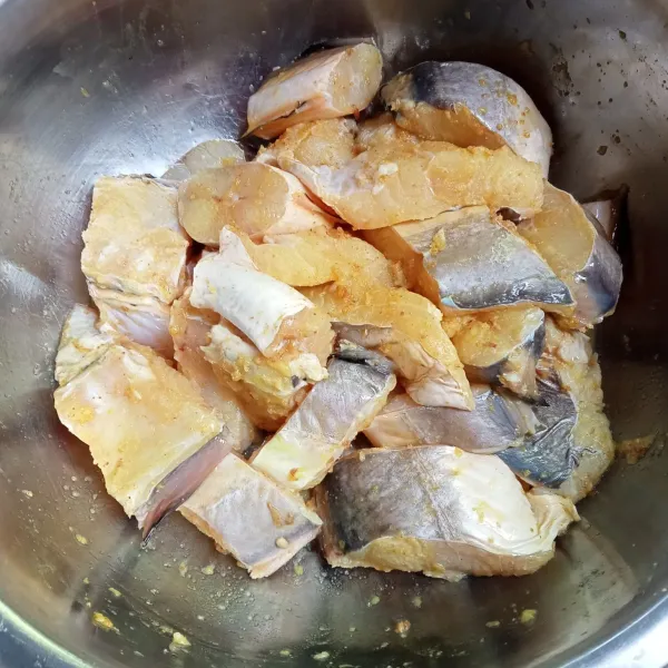 Campur ikan, bumbu halus dan perasan jeruk nipis, aduk rata dan marinasi sekitar 15 menit.