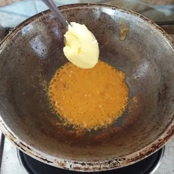 Panaskan minyak goreng, masukkan bumbu halus ke dalam wajan, lalu tambahkan margarin. Aduk rata, tumis hingga bumbu mengental dan mengeluarkan minyak.