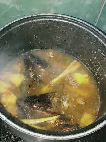 Saat air sudah mendidih, masukan ikan salai dan juga tomat beserta terasi sedikit. Tunggu beberapa menit hingga ikan salai matang dan siap untuk dihidangkan